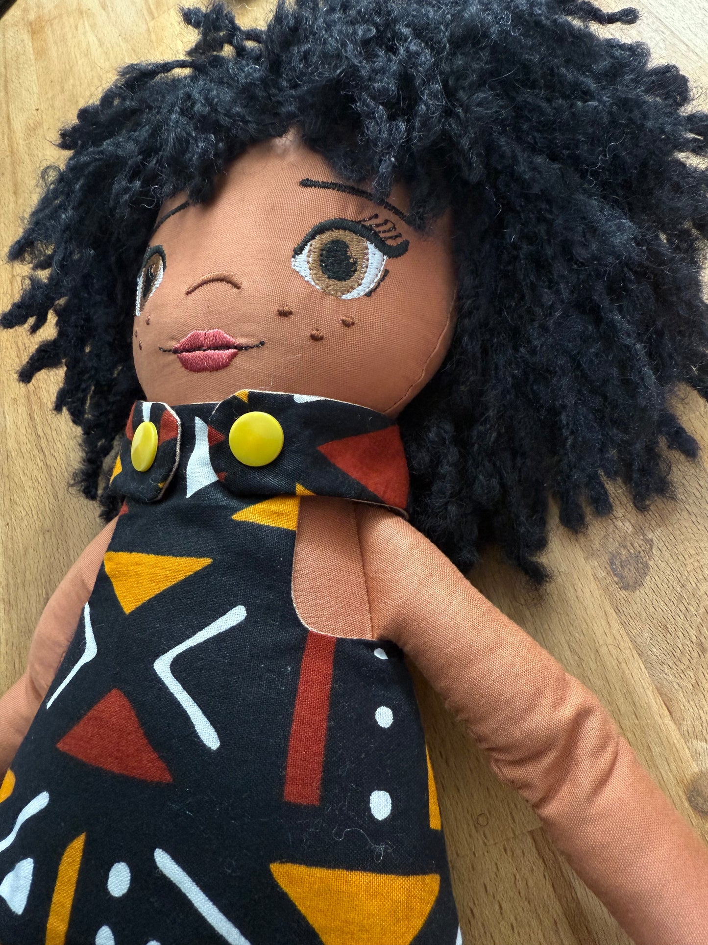 Poupée en tissu Kristy 42 cm - Prête à l'envoi 3 à 7 jours