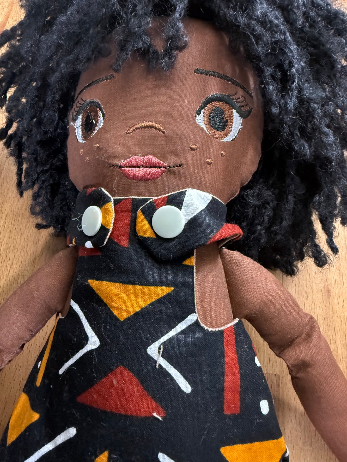 Poupée en tissu Kym 42 cm - Prête à l'envoi 3 à 7 jours