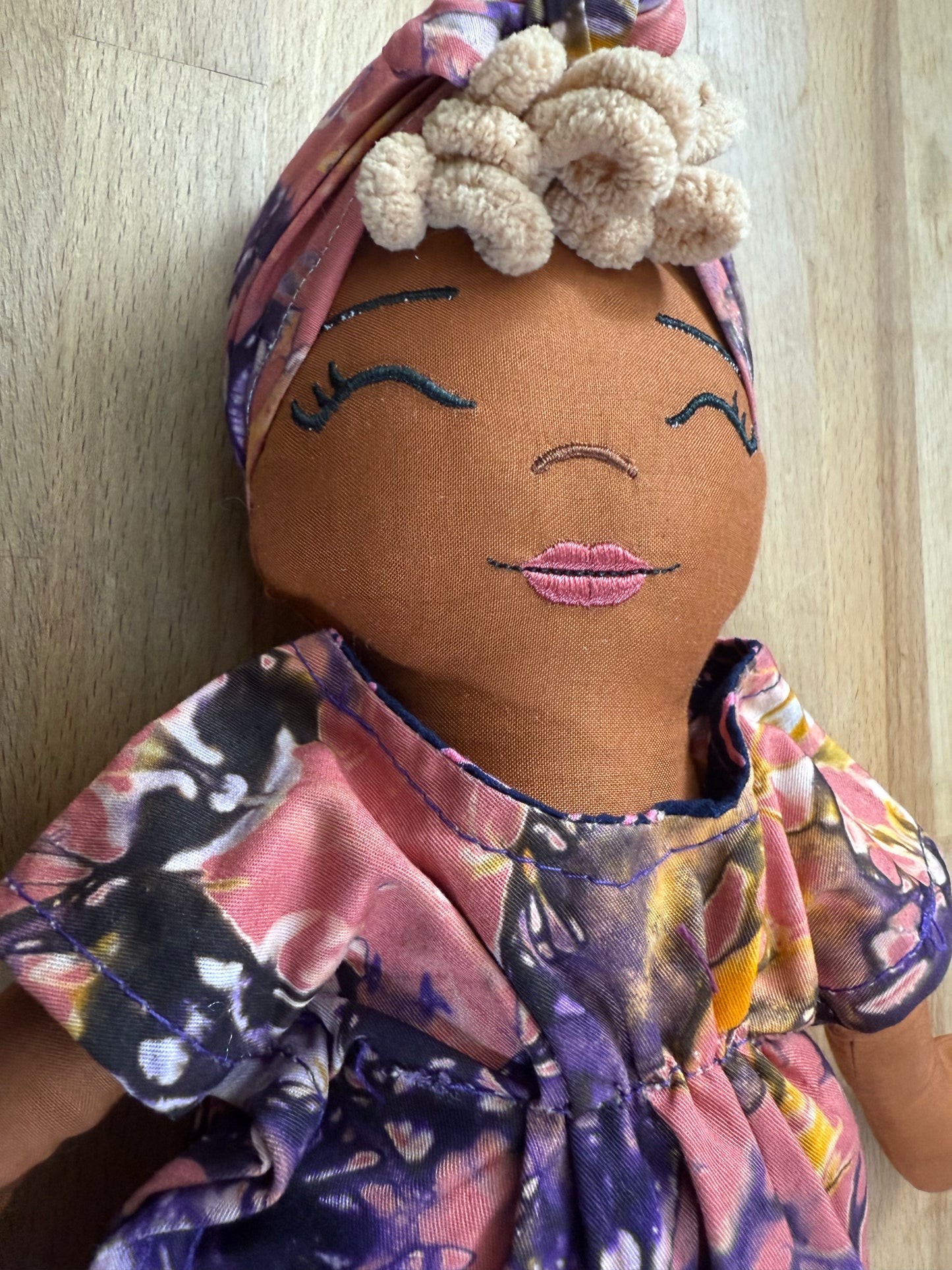 Poupée en tissu Amina 42 cm - Prête à l'envoi 3 à 7 jours