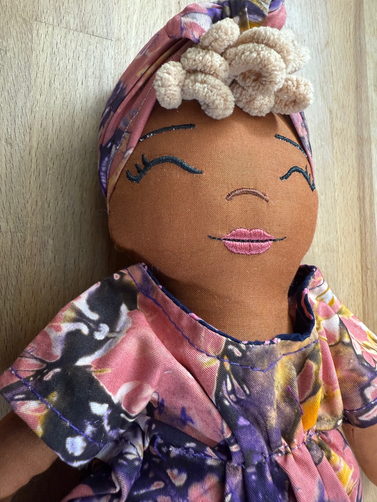 Poupée en tissu Amina 42 cm - Prête à l'envoi 3 à 7 jours