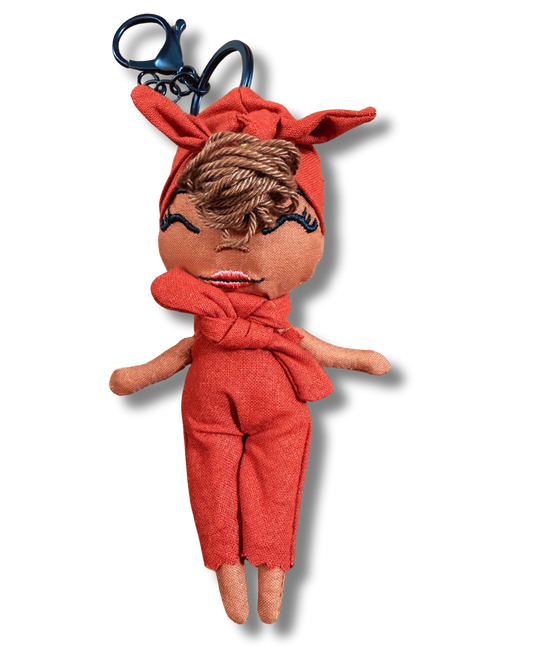 Douclé 29 – La poupée porte-clés faite main | Den Baya