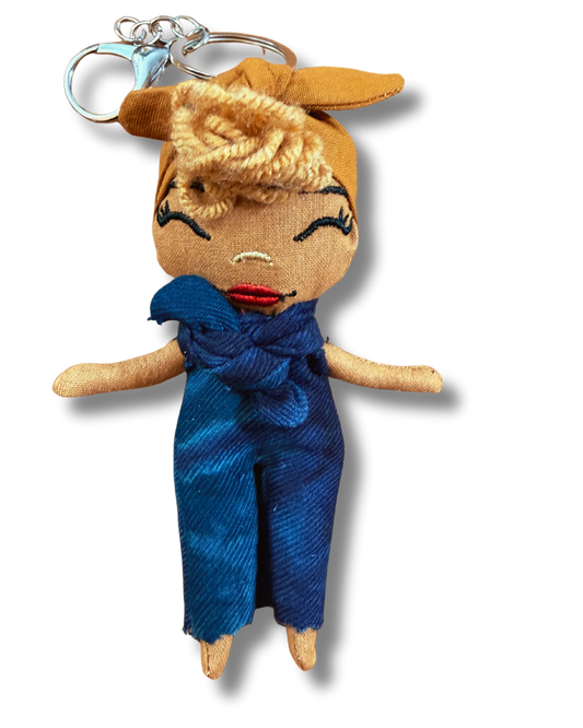 Douclé 19 – La poupée porte-clés faite main | Den Baya