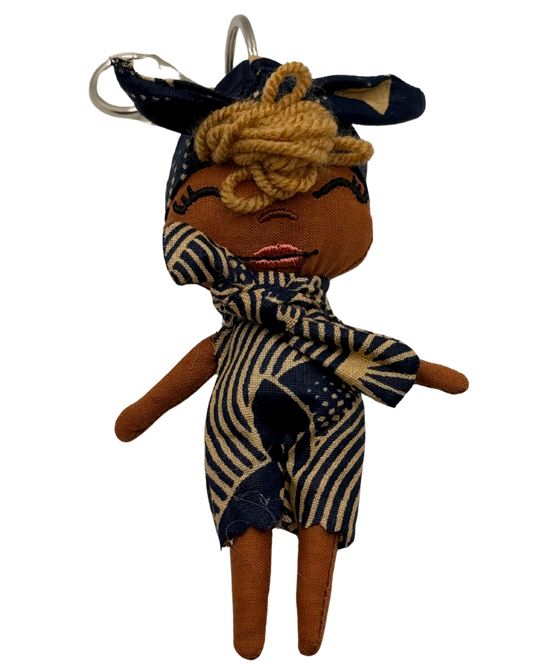 Douclé 44 – La poupée porte-clés faite main | Den Baya