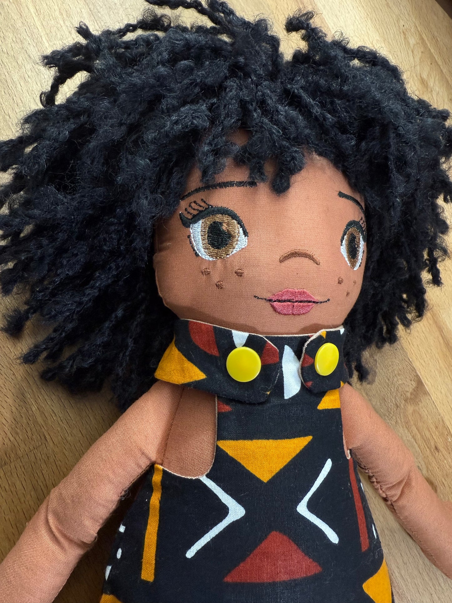 Poupée en tissu Kristy 42 cm - Prête à l'envoi 3 à 7 jours