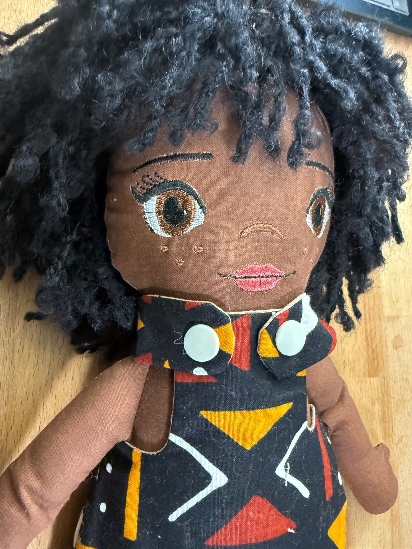 Poupée en tissu Kym 42 cm - Prête à l'envoi 3 à 7 jours