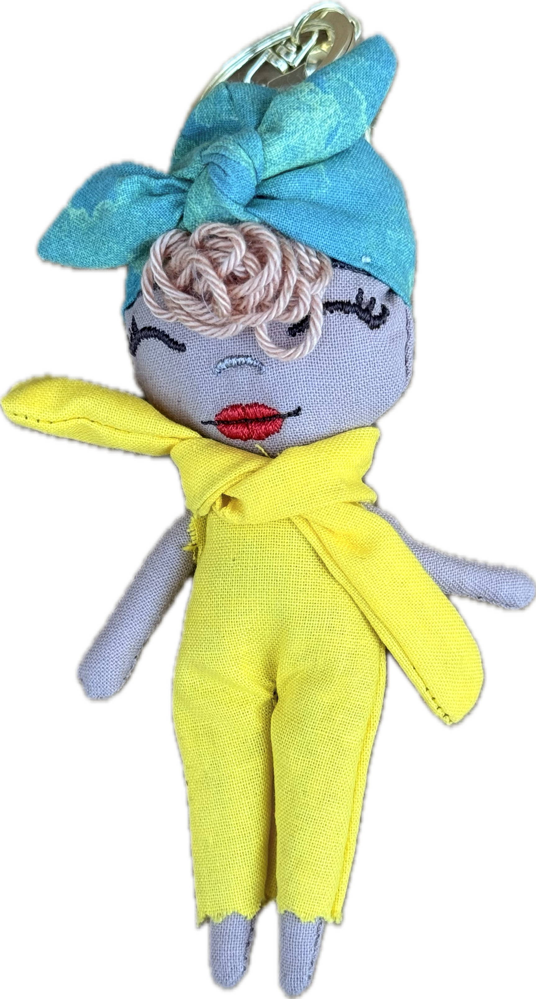 Douclé porte-clés poupée en tissu jaune avec headwrap turquoise, teint crème, fait main